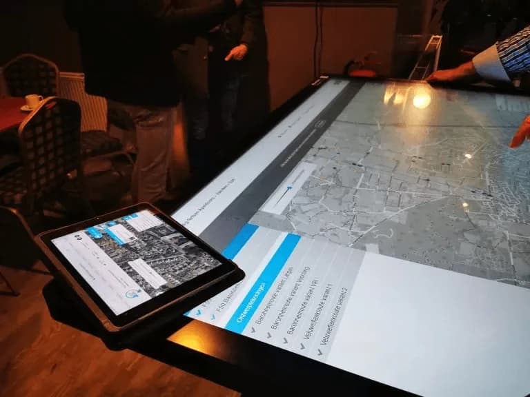 Inwoners participeren actief in een interactieve sessie met de PraatMee Tafel