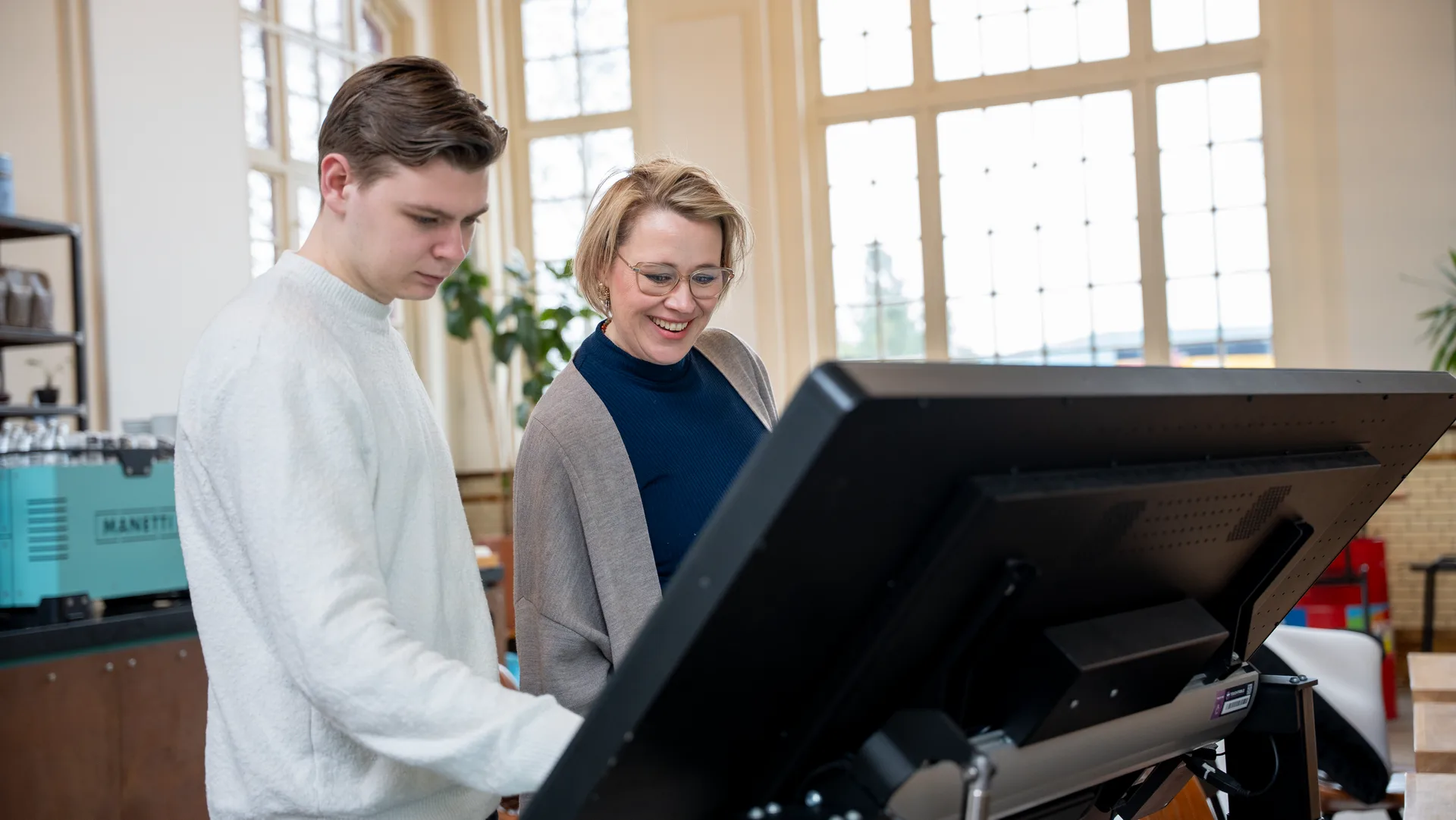 TouchTable Standard - Table tactile interactive 4K professionnelle pour salles de réunion et présentations